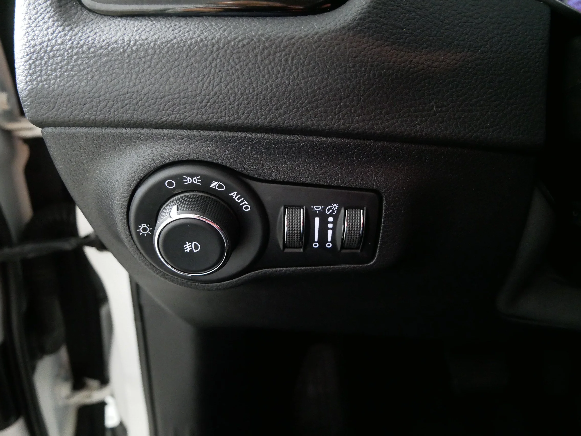 Used 2018 Pearl White Tri-Coat Jeep Limited image 26