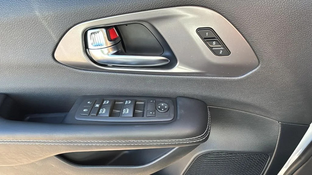 2026 Chrysler Pacifica Select - Photo 12