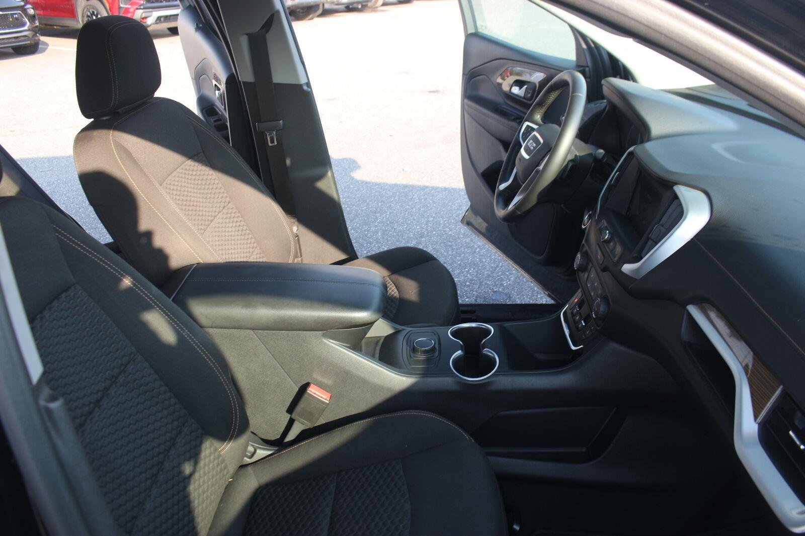Used 2020 EBONY TWILIGHT METALLIC GMC SLE image 33