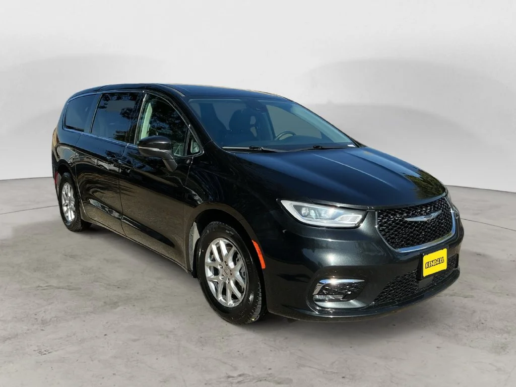 Used 2023 Black Chrysler Touring L image 5
