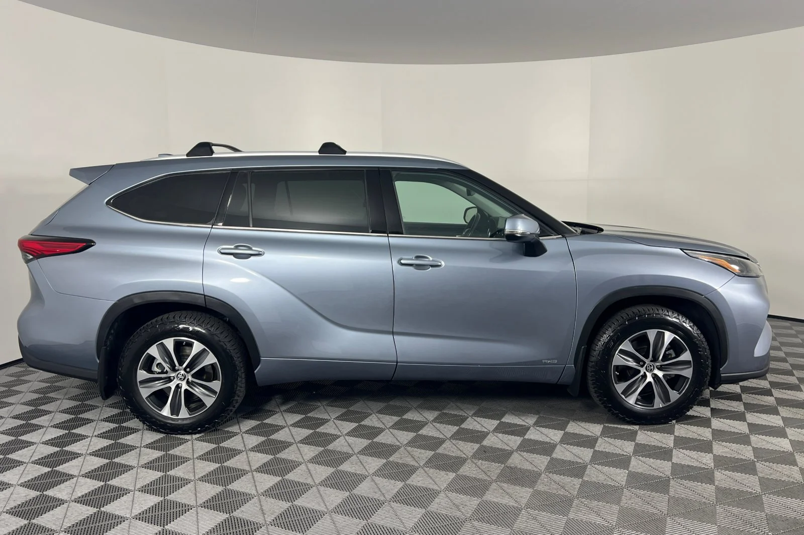 Used 2022 Moon Dust Toyota Hybrid XLE image 2