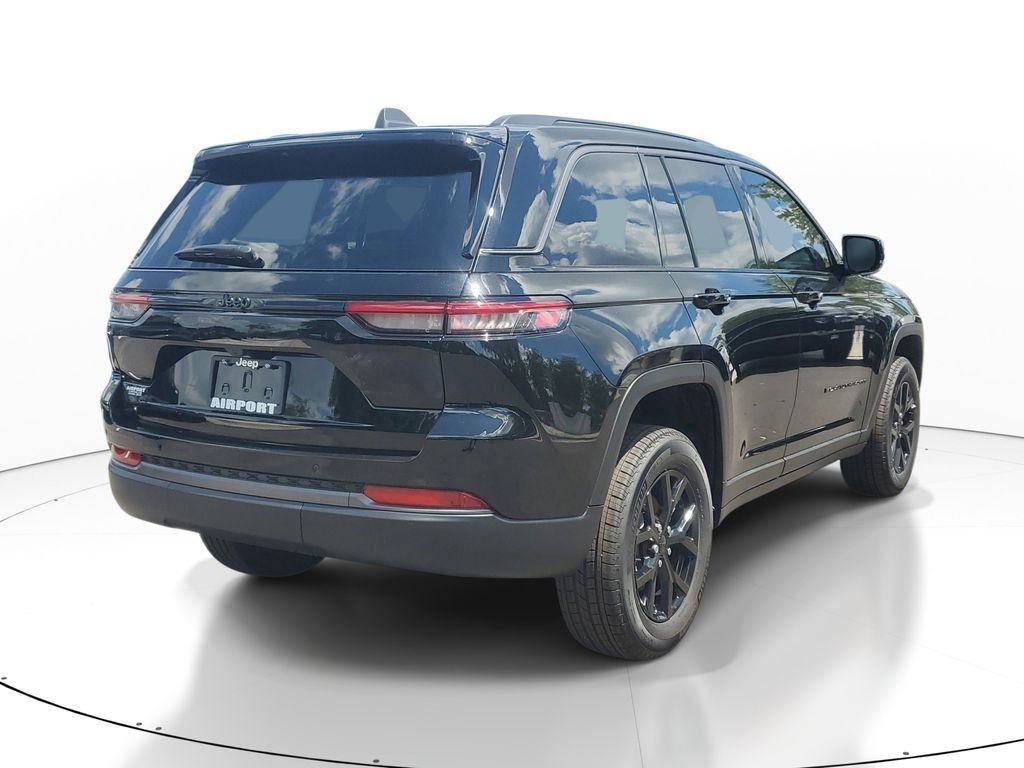 New 2026 Diamond Black Crystal Pearl-Coat Exterior Paint Jeep Laredo Altitude image 3