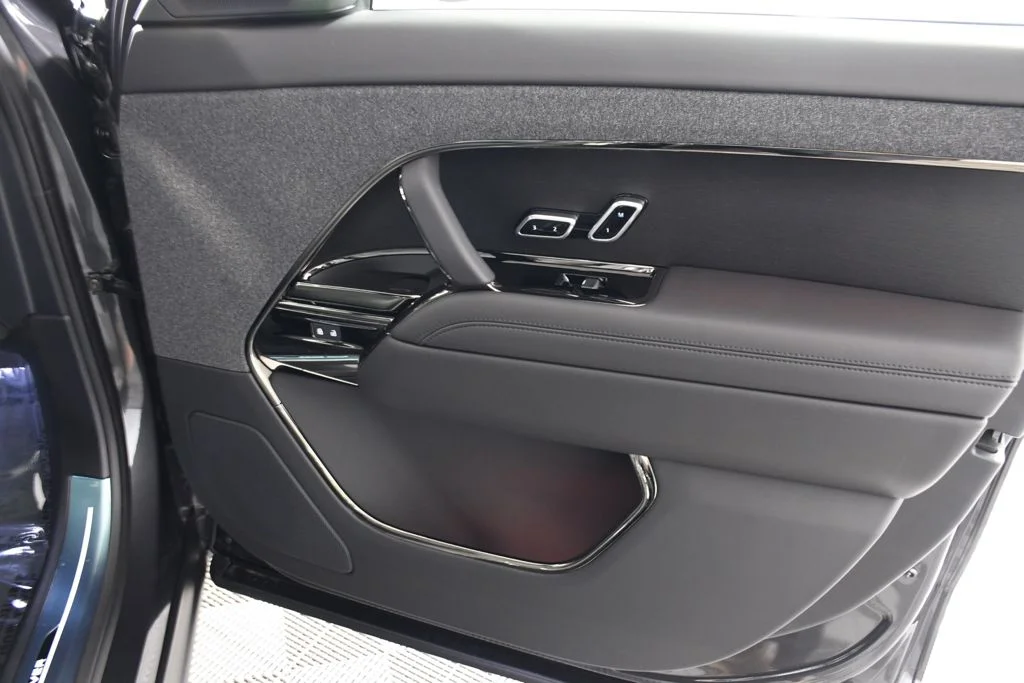 New 2026 Carpathian Gry Land Rover Dynamic SE image 17