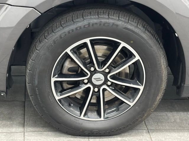 Used 2018 Gray Dodge SE image 6