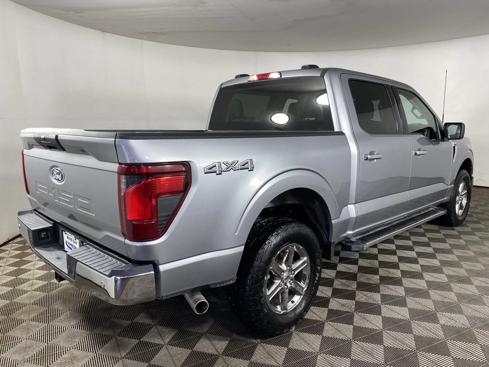 Used 2025 Iconic Silver Ford XLT image 7