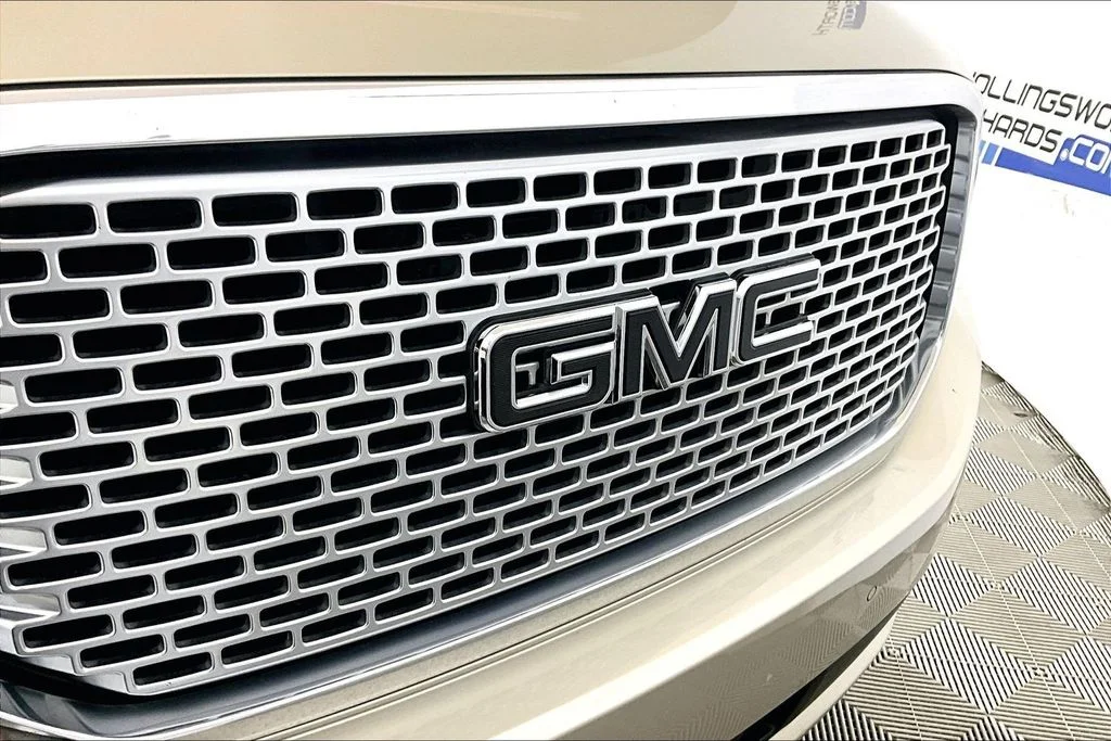 Used 2016 Sparkling Silver Metallic GMC Denali image 24