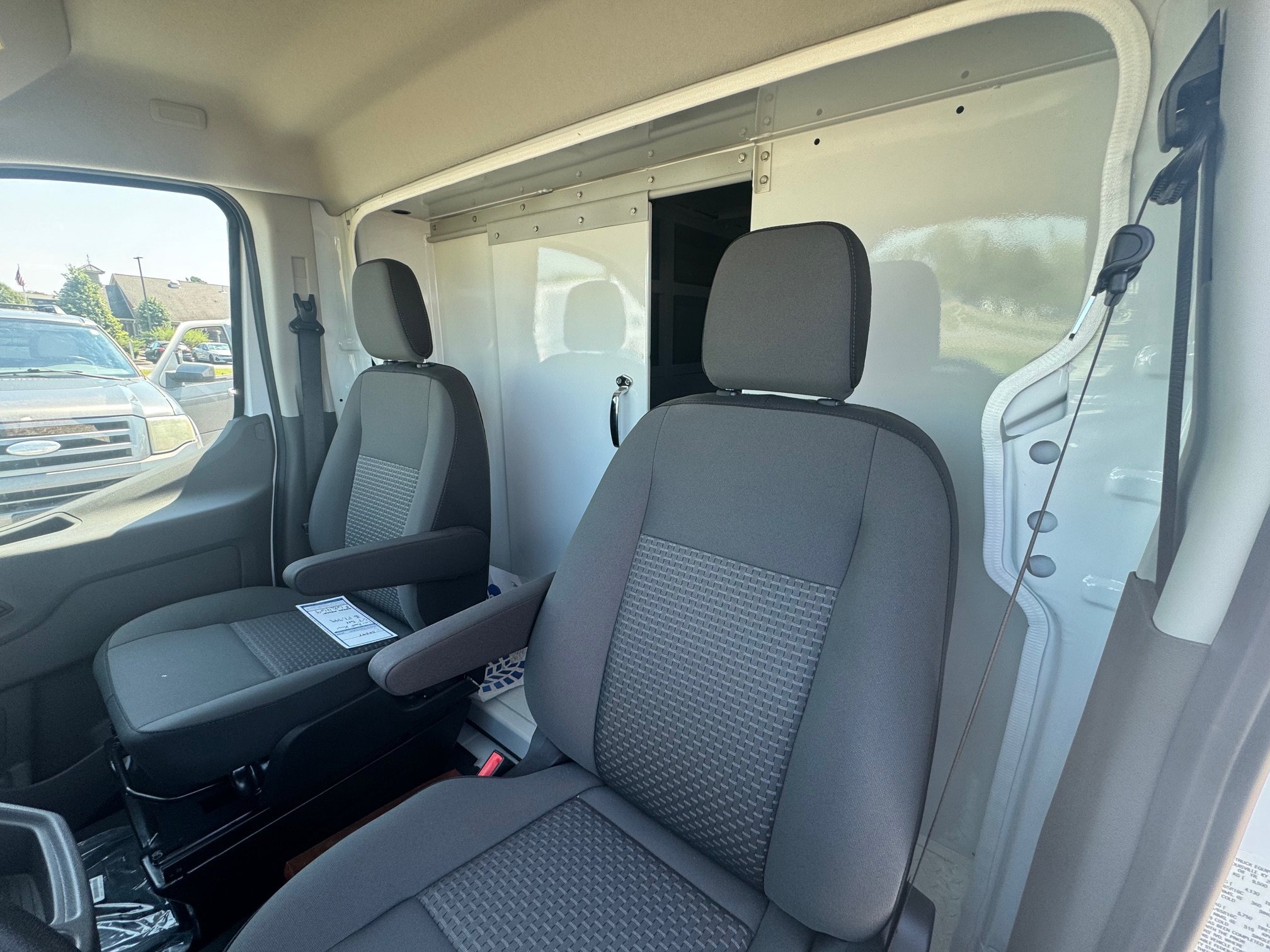 New 2025 Oxford White Ford Cutaway image 6