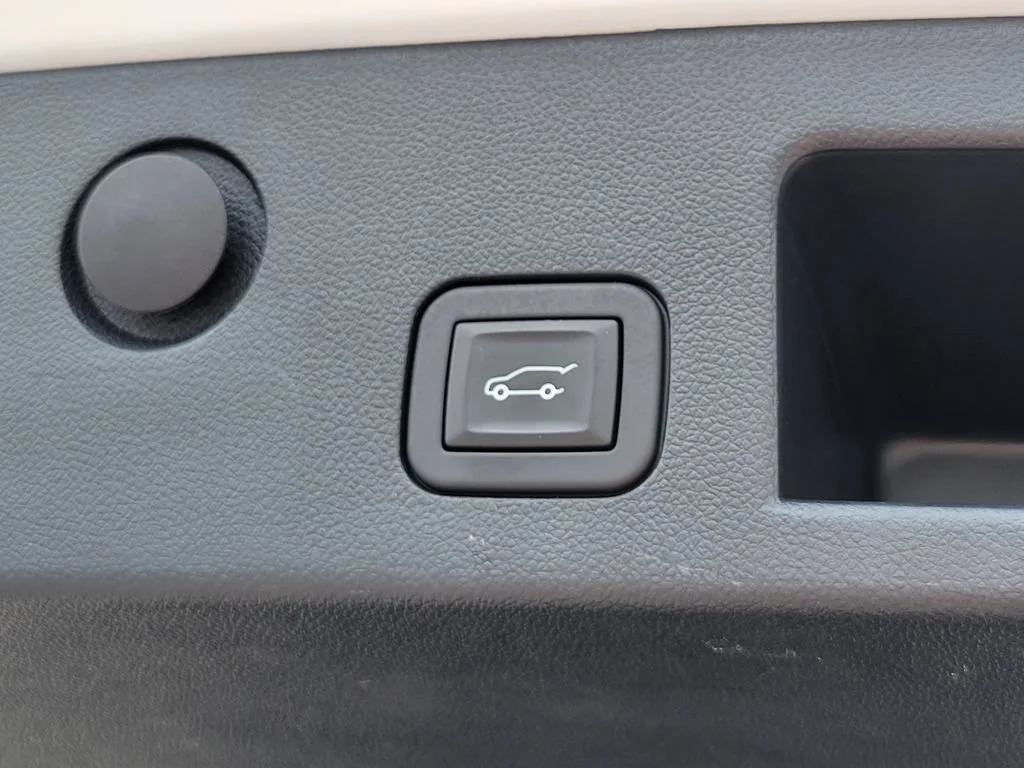 Used 2025 Summit White Chevrolet LT image 13