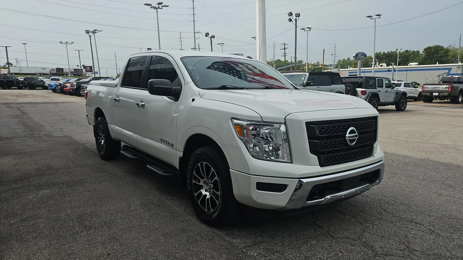 Used 2021 Glacier White Nissan SV 4WD image 6