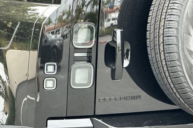 New 2026 Santorini Black Land Rover S image 25