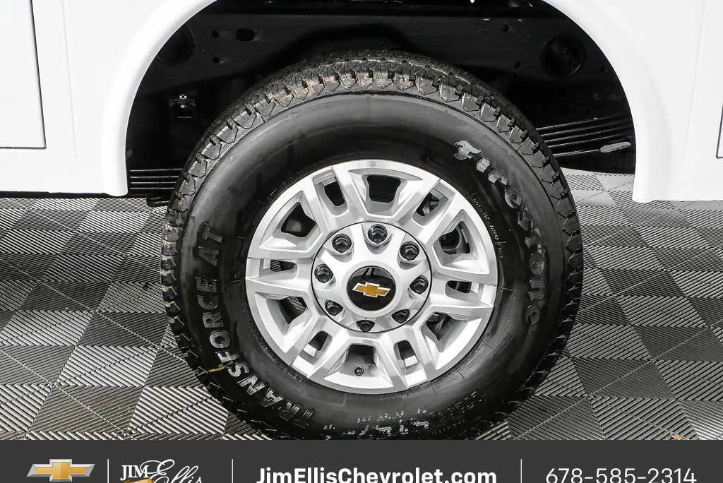 New 2026 Summit White Chevrolet WT image 31