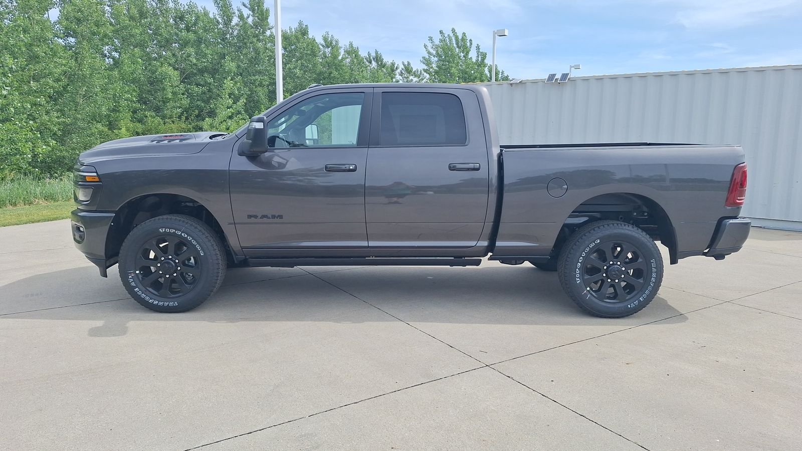 New 2026 Granite Crystal Metallic Clear-Coat Exterior Paint RAM Laramie image 6