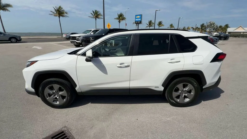 Used 2025 White Toyota XLE image 5