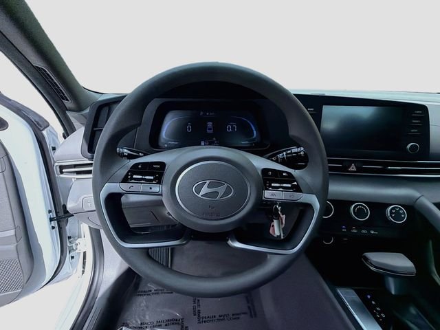 Used 2025 White Hyundai SE image 11