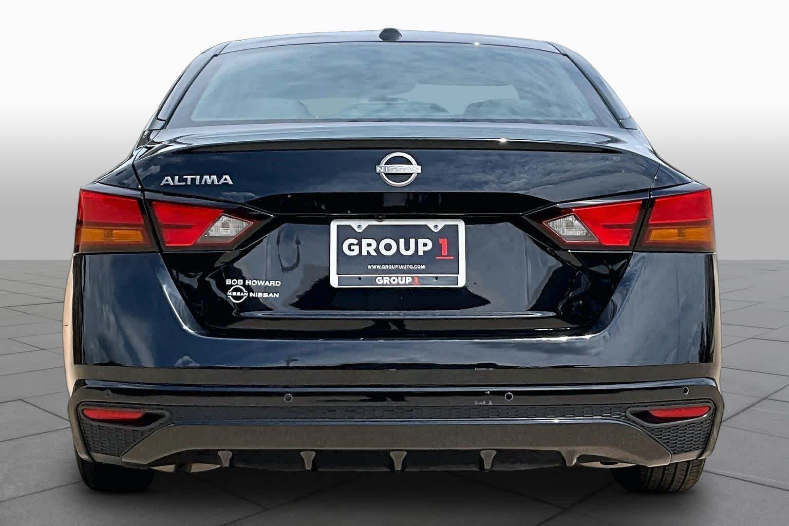 Used 2025 Super Black Nissan SV image 4