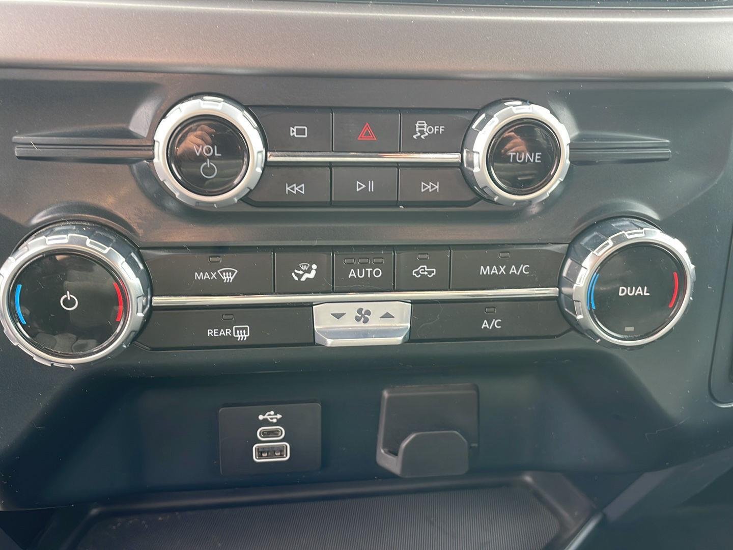 Used 2025 Oxford White Ford XLT image 24