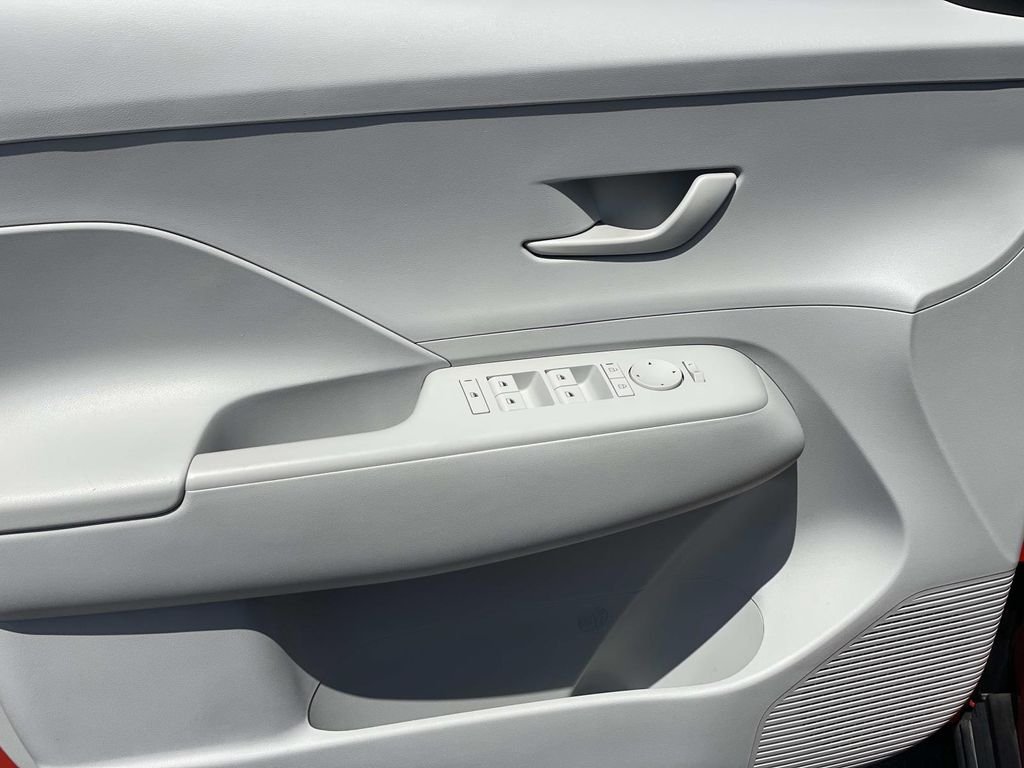 2025 Hyundai Kona SE - Photo 17