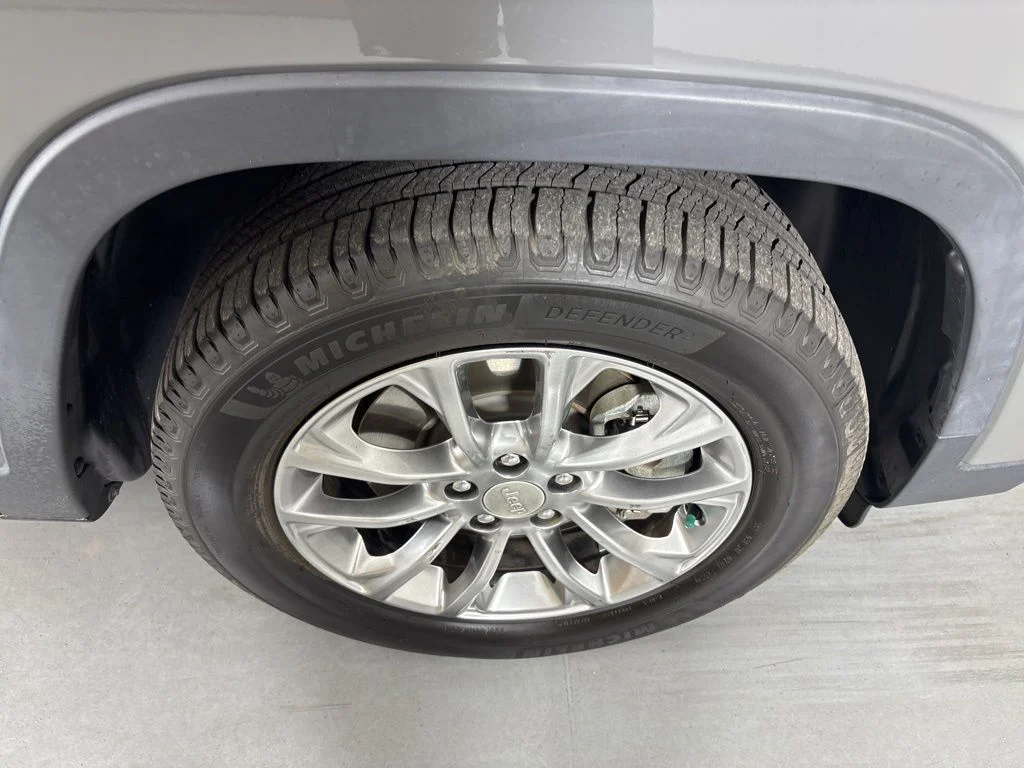 Used 2021 Gray Jeep Latitude Lux image 11