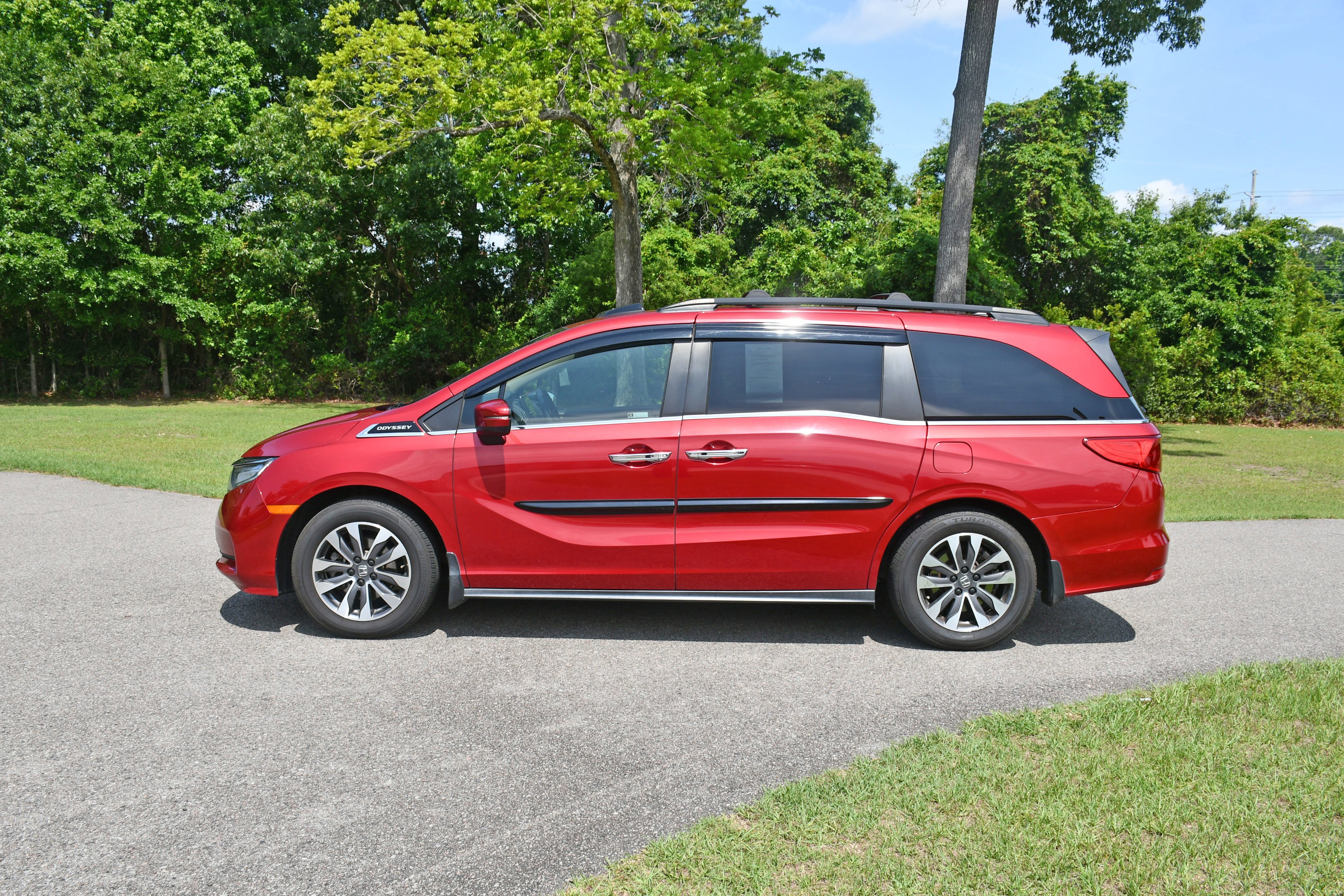 Used 2022  Honda EX-L image 2