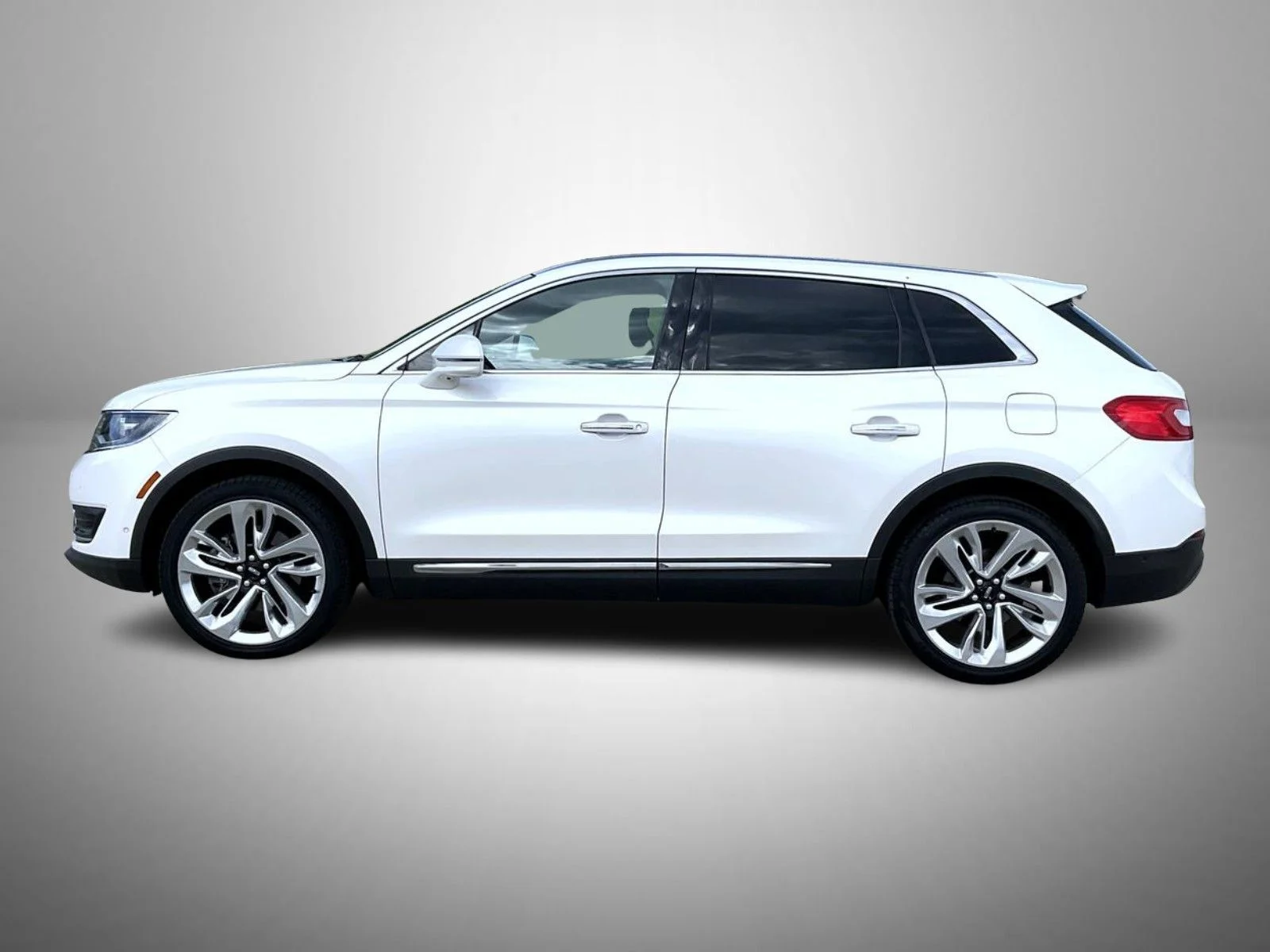 Used 2018 White Lincoln Reserve image 8