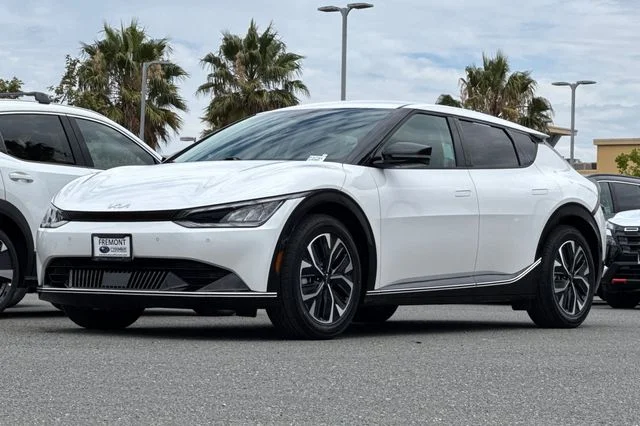 Used 2024 White Kia Wind image 8