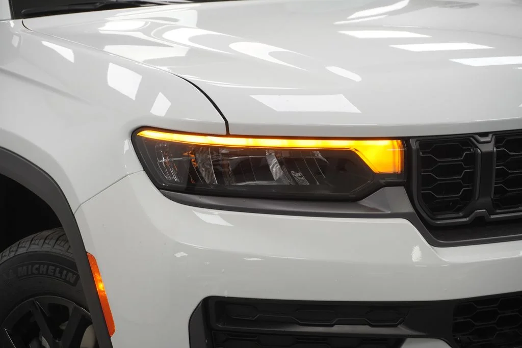 New 2026 Bright White Clear-Coat Exterior Paint Jeep Laredo image 5