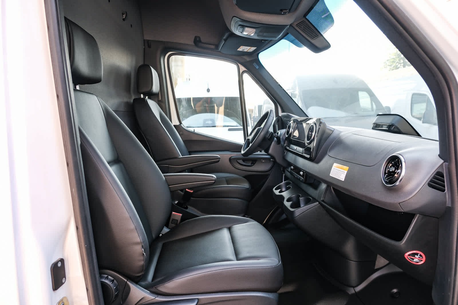 New 2025 Arctic+White Mercedes-Benz Cargo Van 170WB High Roof 113kw Battery RWD SO Mot image 19