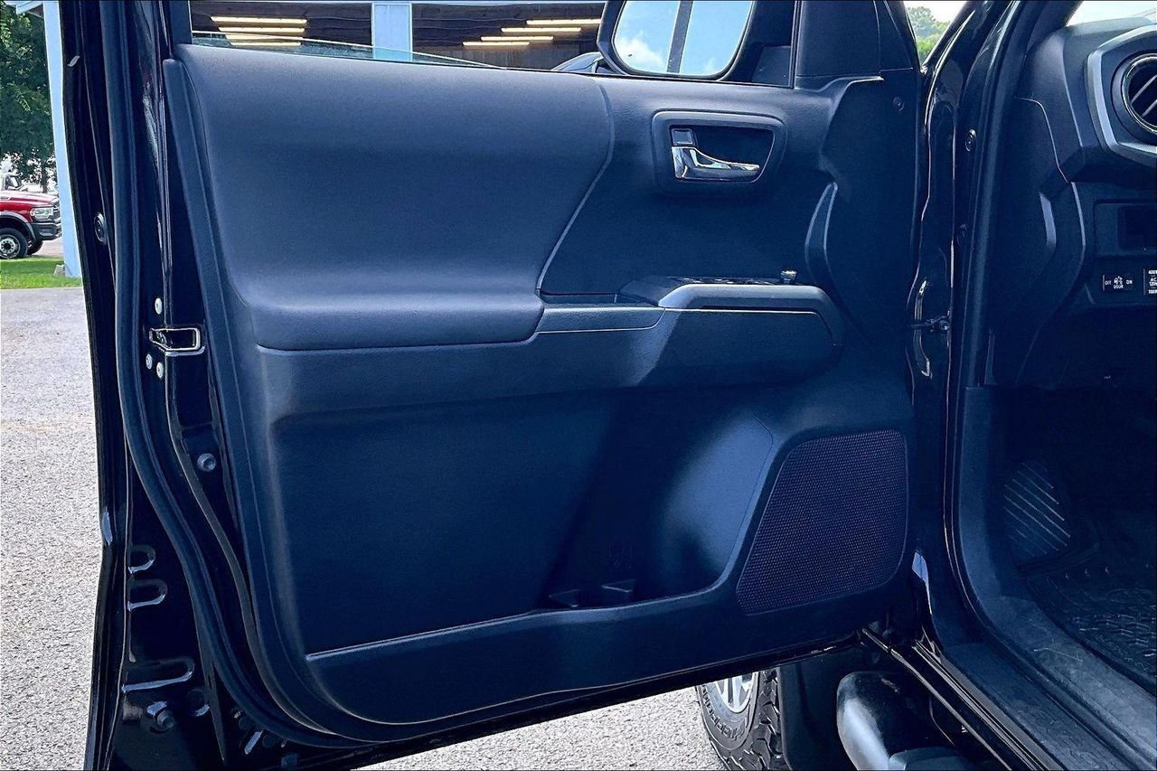 Used 2018 Midnight Black Metallic Toyota SR5 image 23