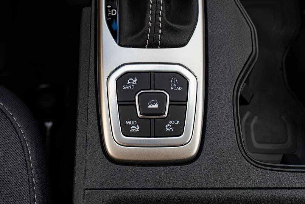 New 2026 Glacier White Nissan Crew Cab SV image 20