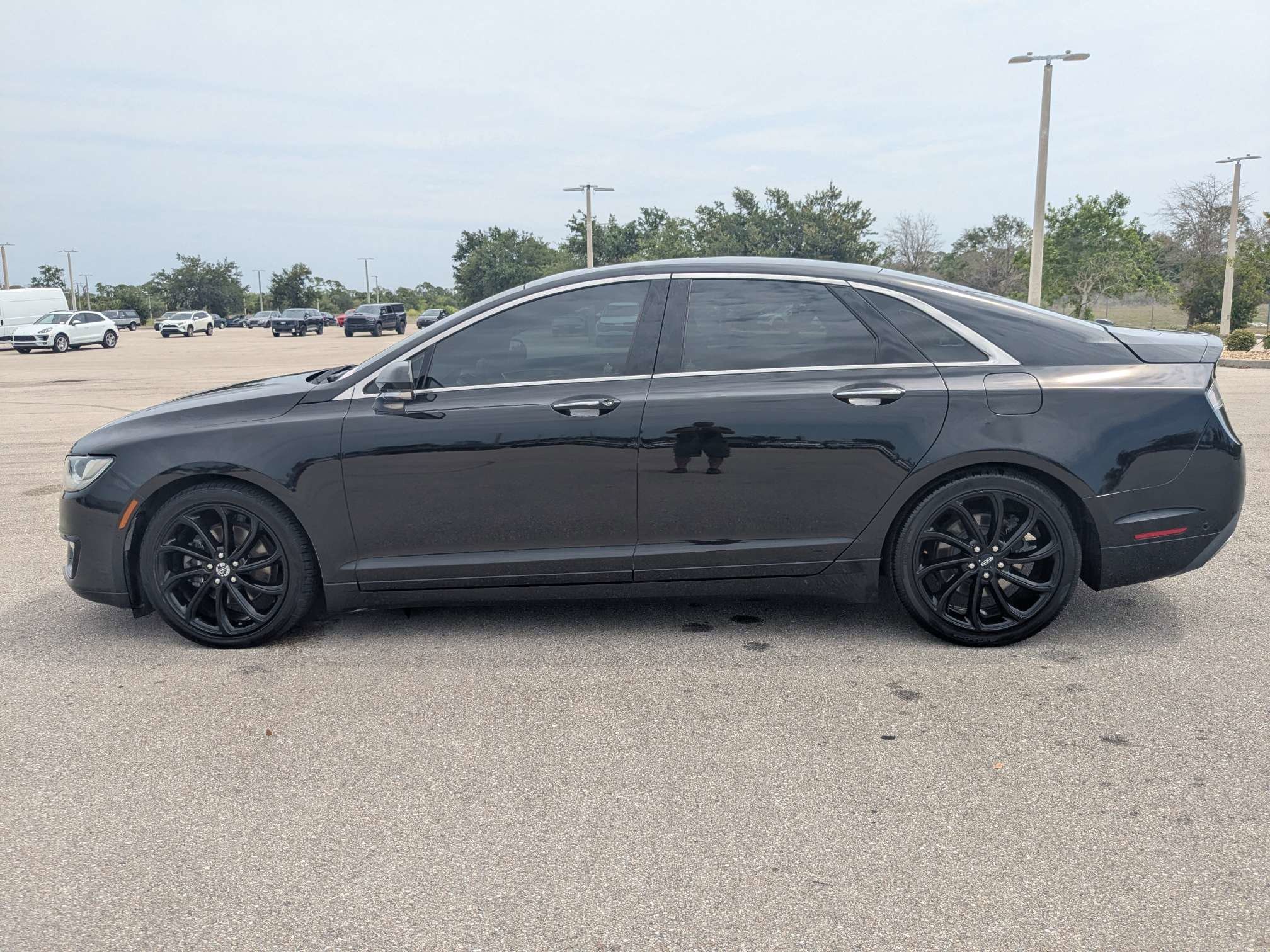 Used 2020 Infinite Black Metallic Lincoln Reserve image 7