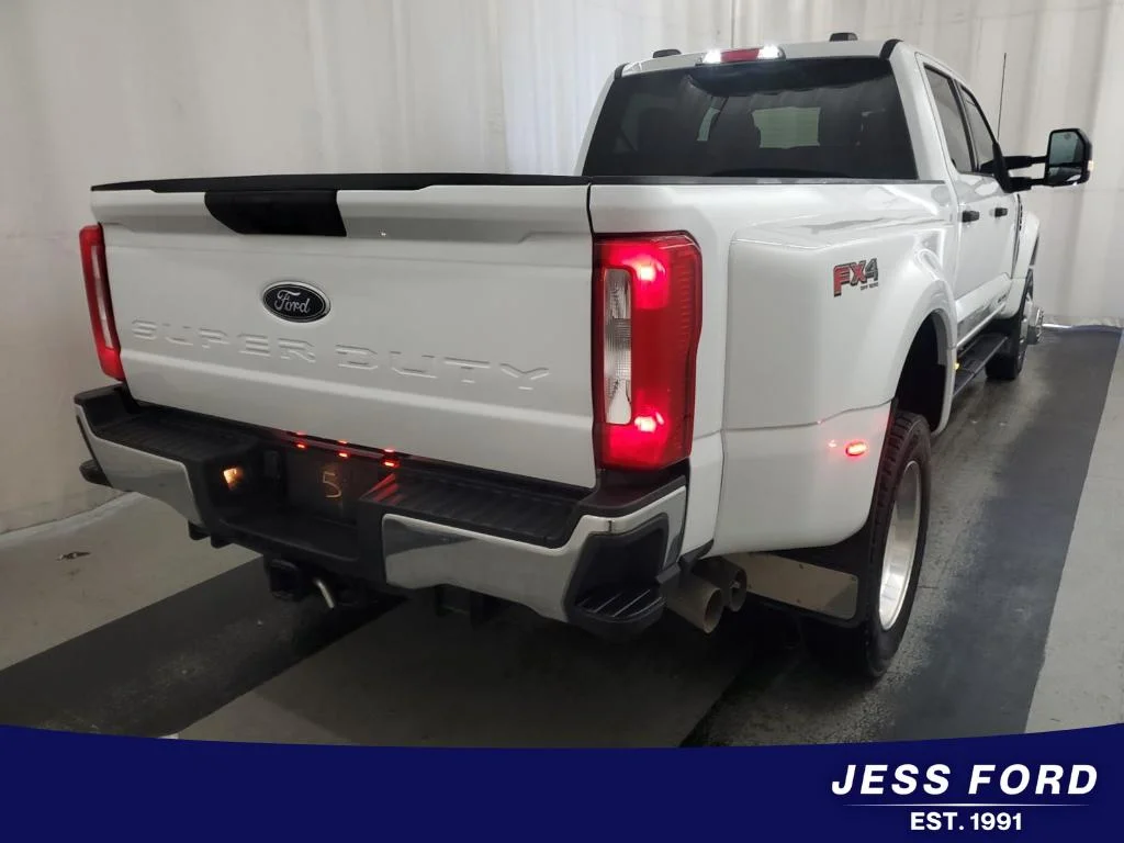 Used 2025 Oxford White Ford XLT image 3