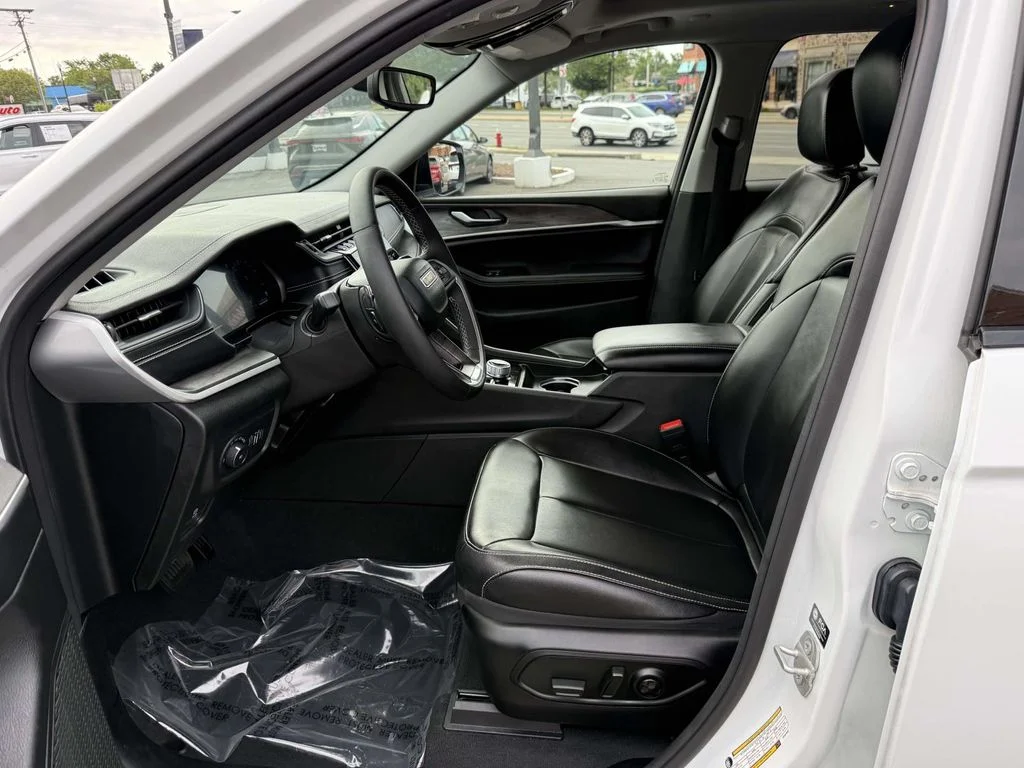Used 2023 White Jeep Limited image 15