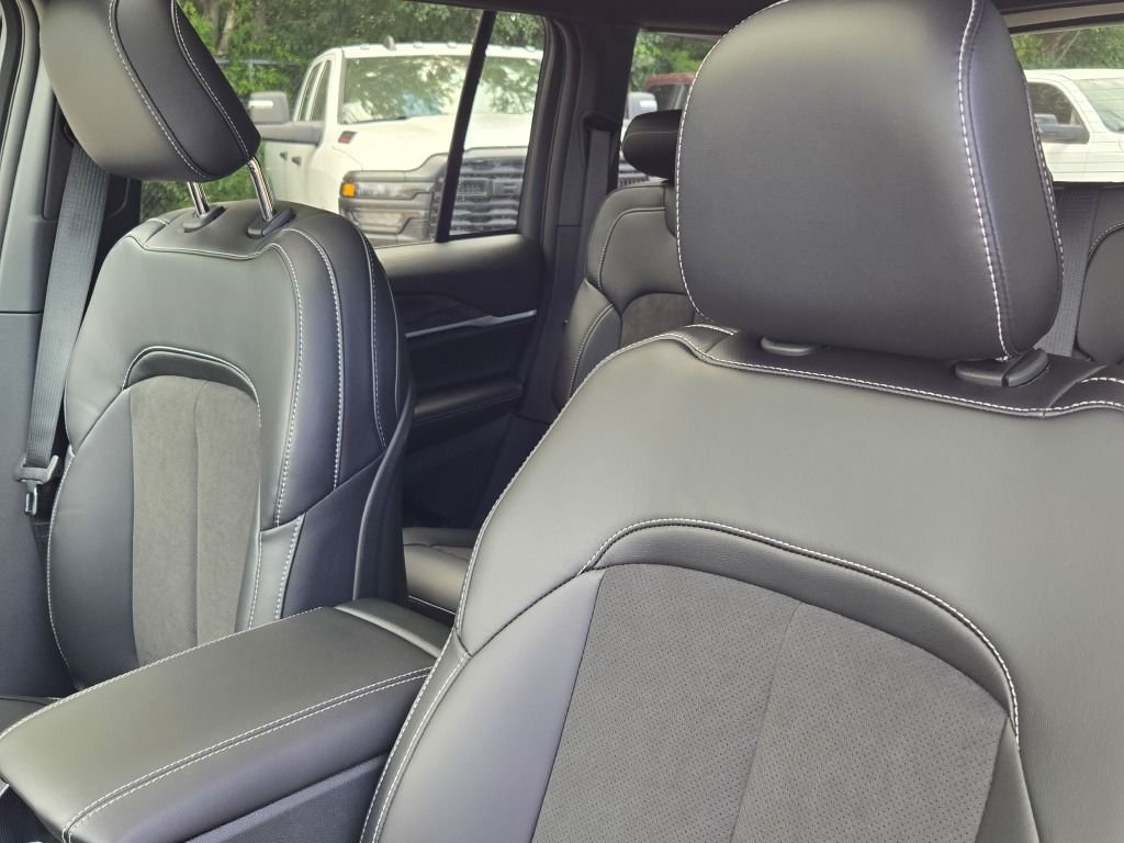 New 2026 Diamond Black Crystal Pearlcoat Jeep Altitude image 24