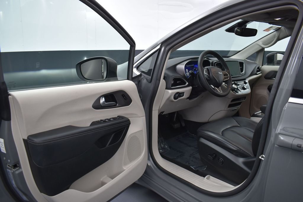 Used 2023 White Chrysler Touring L image 5