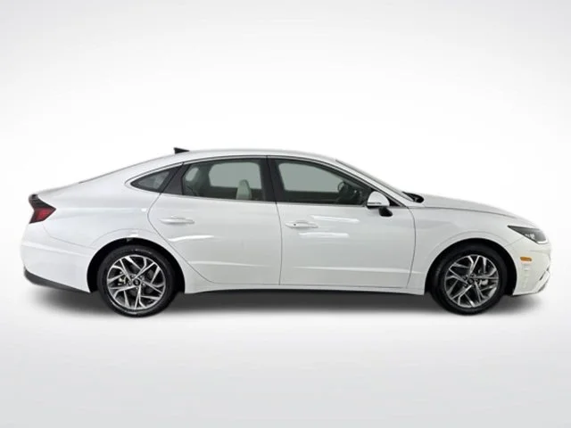 Used 2023 White Hyundai SEL image 6