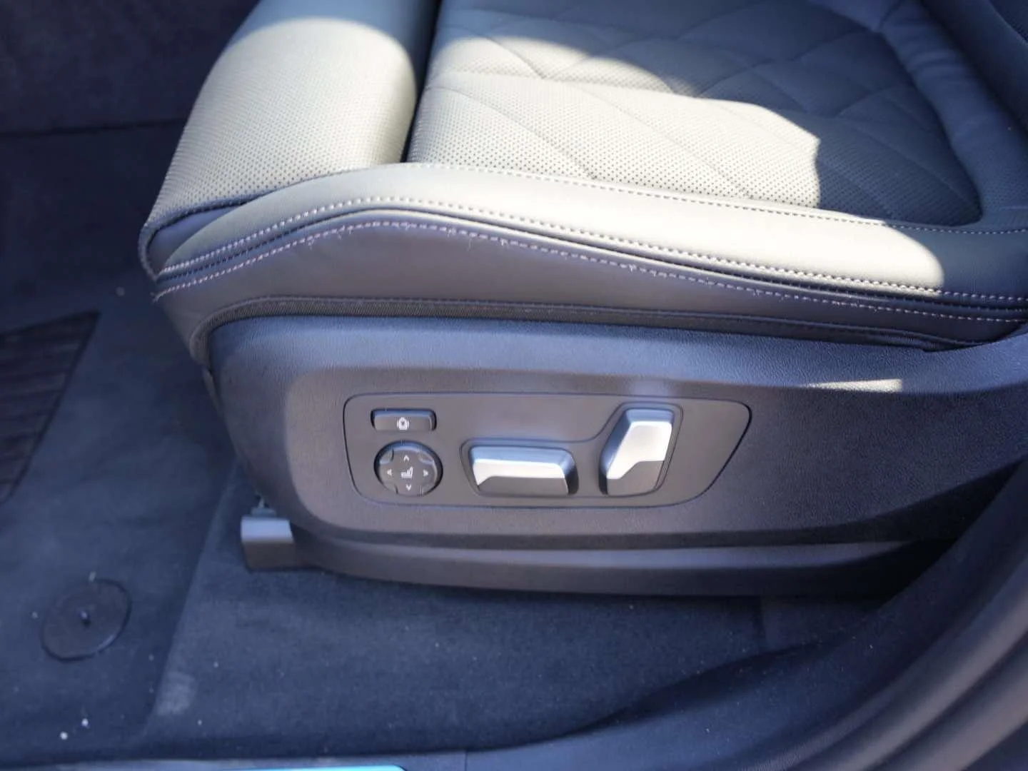 New 2026 Dravit Grey Metallic BMW xDrive40i image 15