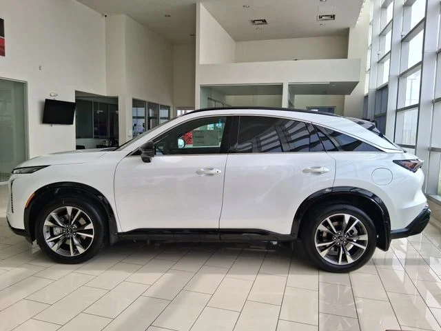 New 2027 RADIANT WHITE INFINITI Luxe AWD image 3