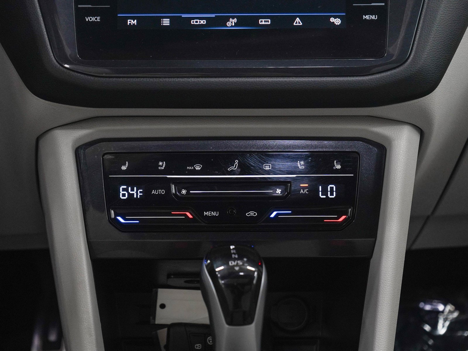 Used 2024  Volkswagen SEL R-Line image 19