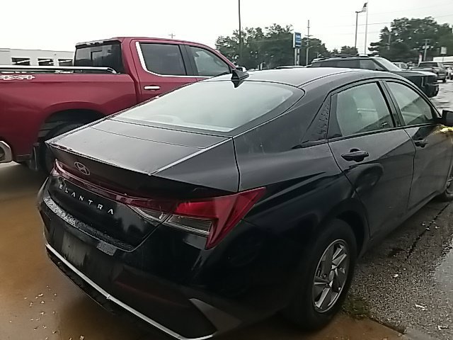 Used 2025 Black Hyundai SE image 24