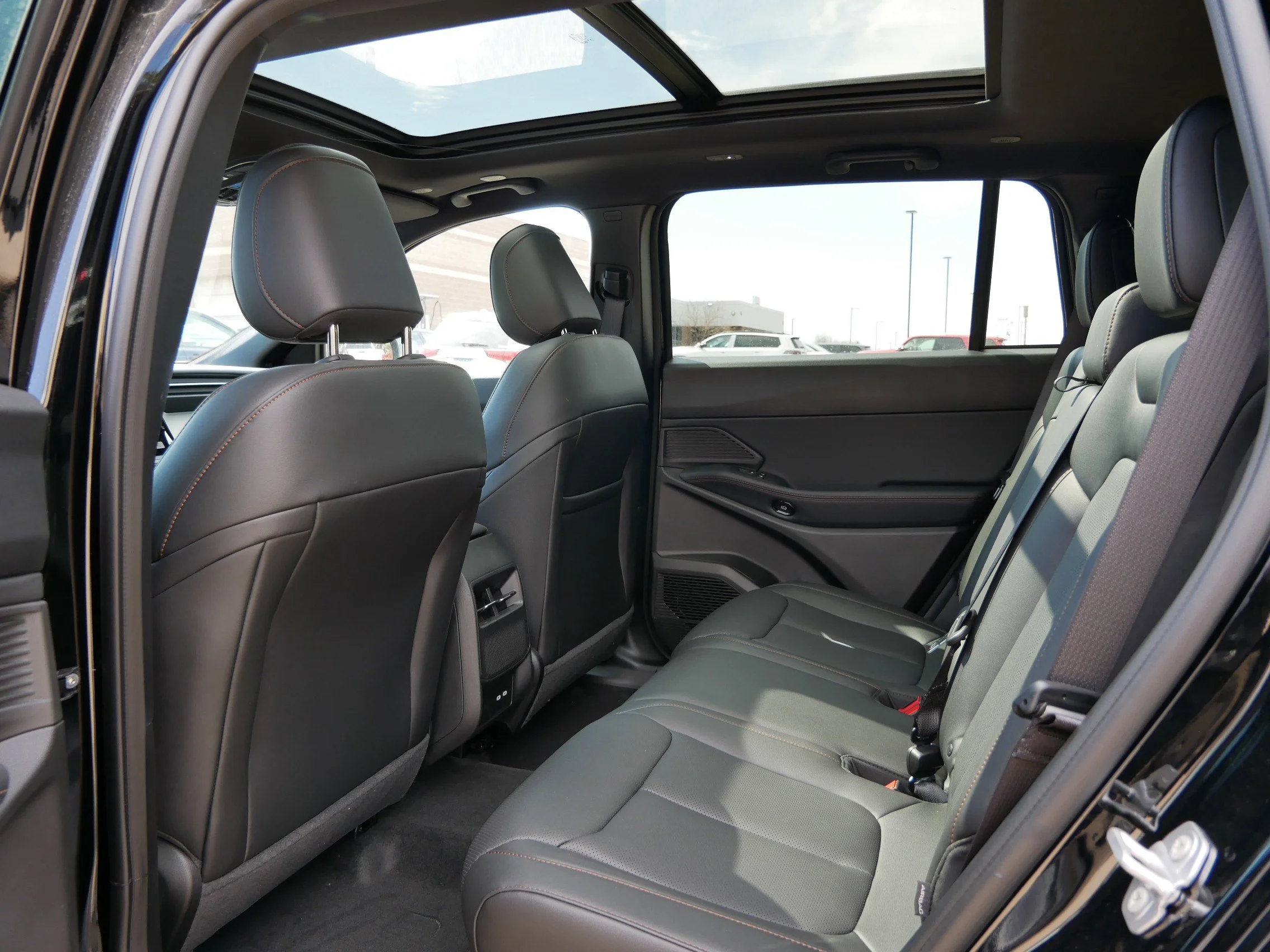 New 2026 Diamond Black Crystal Pearlcoat Jeep Limited image 8