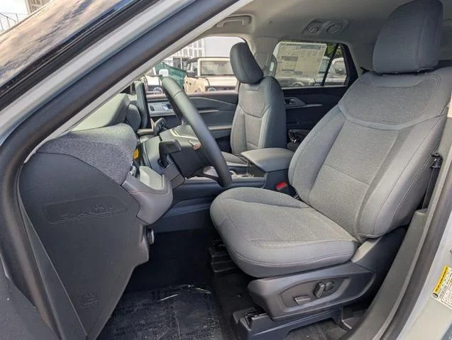 New 2026 Space White Metallic Ford Active image 7