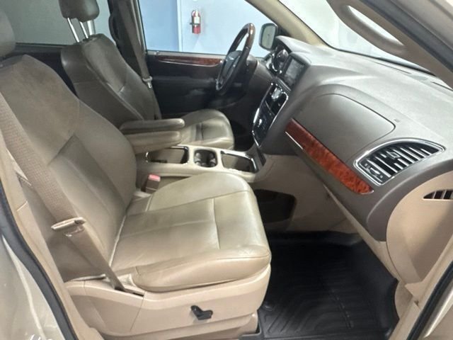 Used 2015 Beige Chrysler Limited image 31