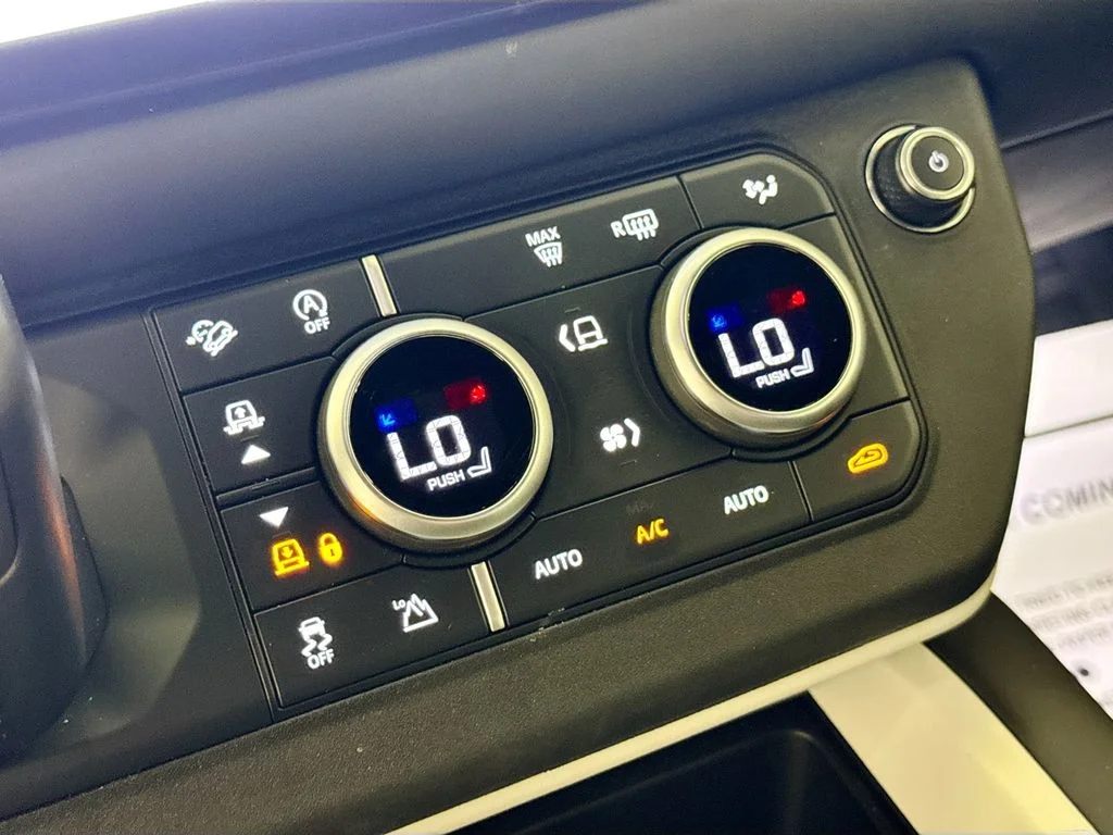 Used 2025 Black Land Rover X-Dynamic SE image 16