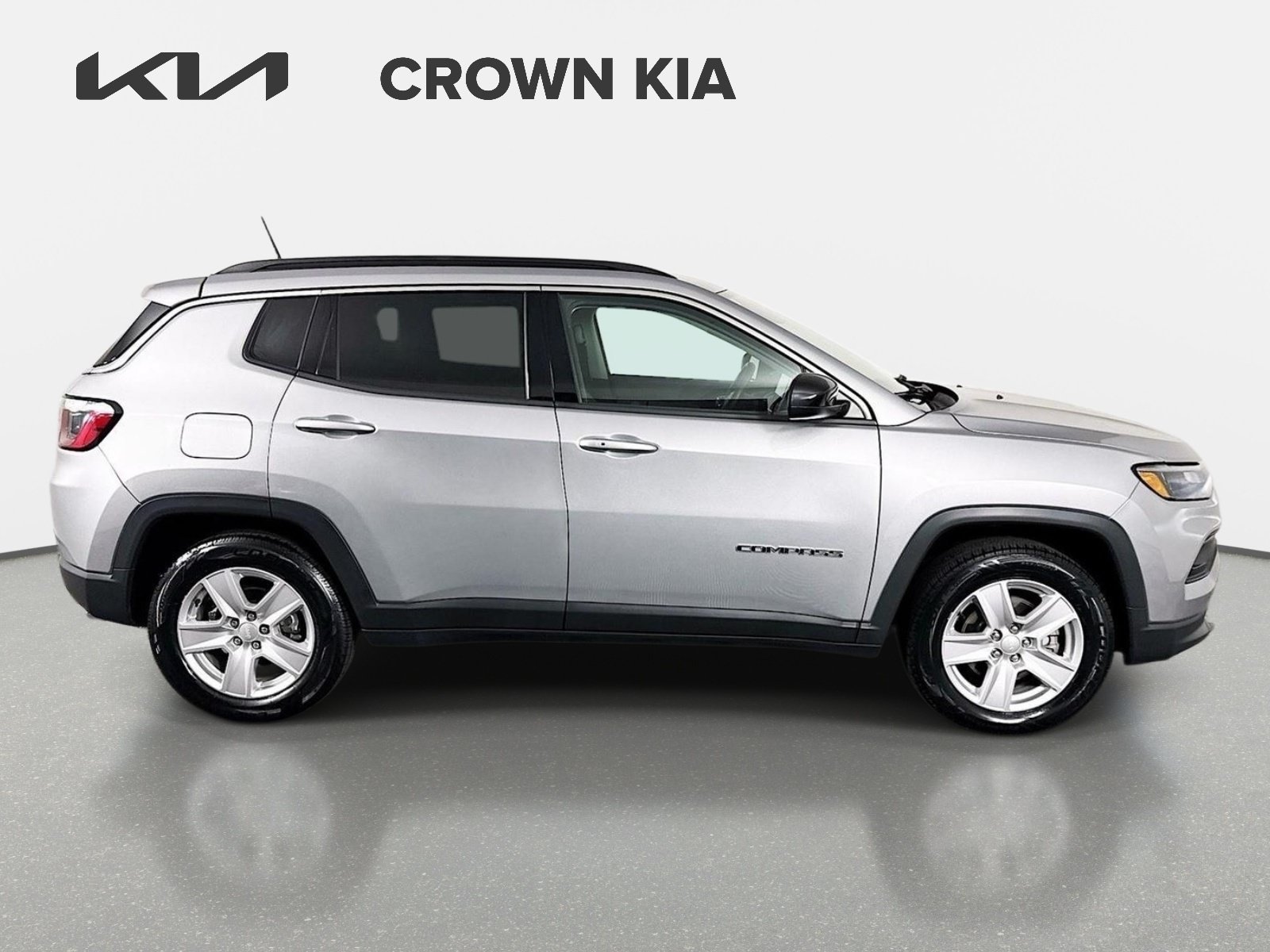 Used 2022 Billet Silver Metallic Clearcoat Jeep Latitude image 4