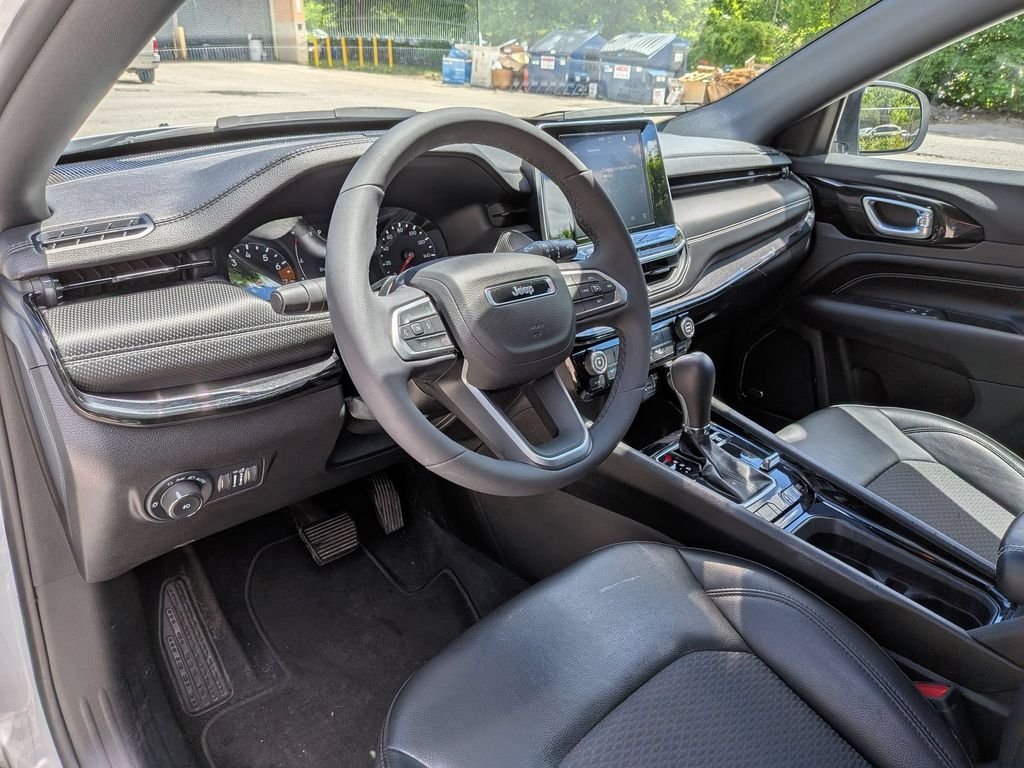 Used 2022 White Jeep Latitude image 13