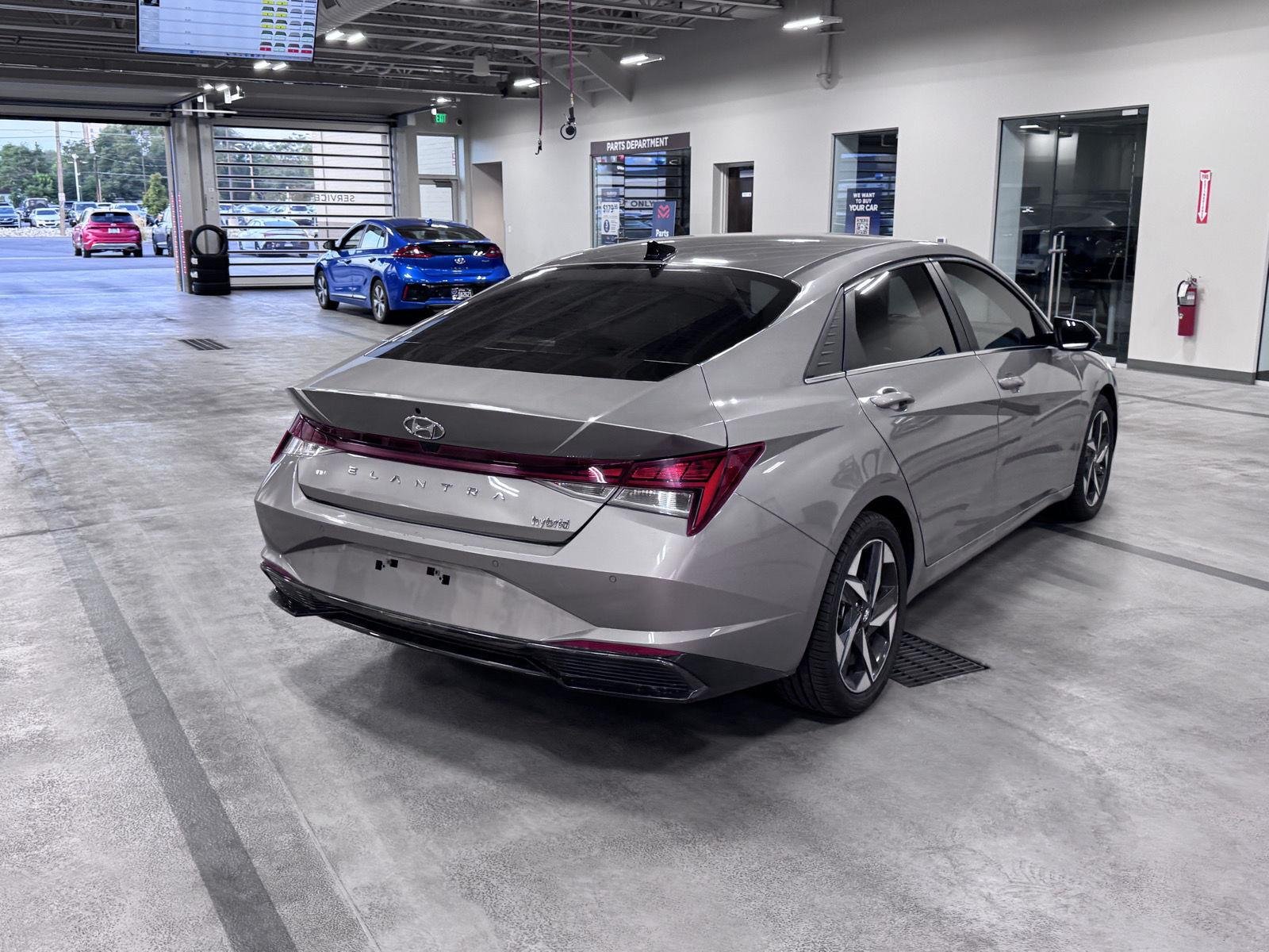 Certified Used 2023 Fluid Metal Hyundai Limited image 7