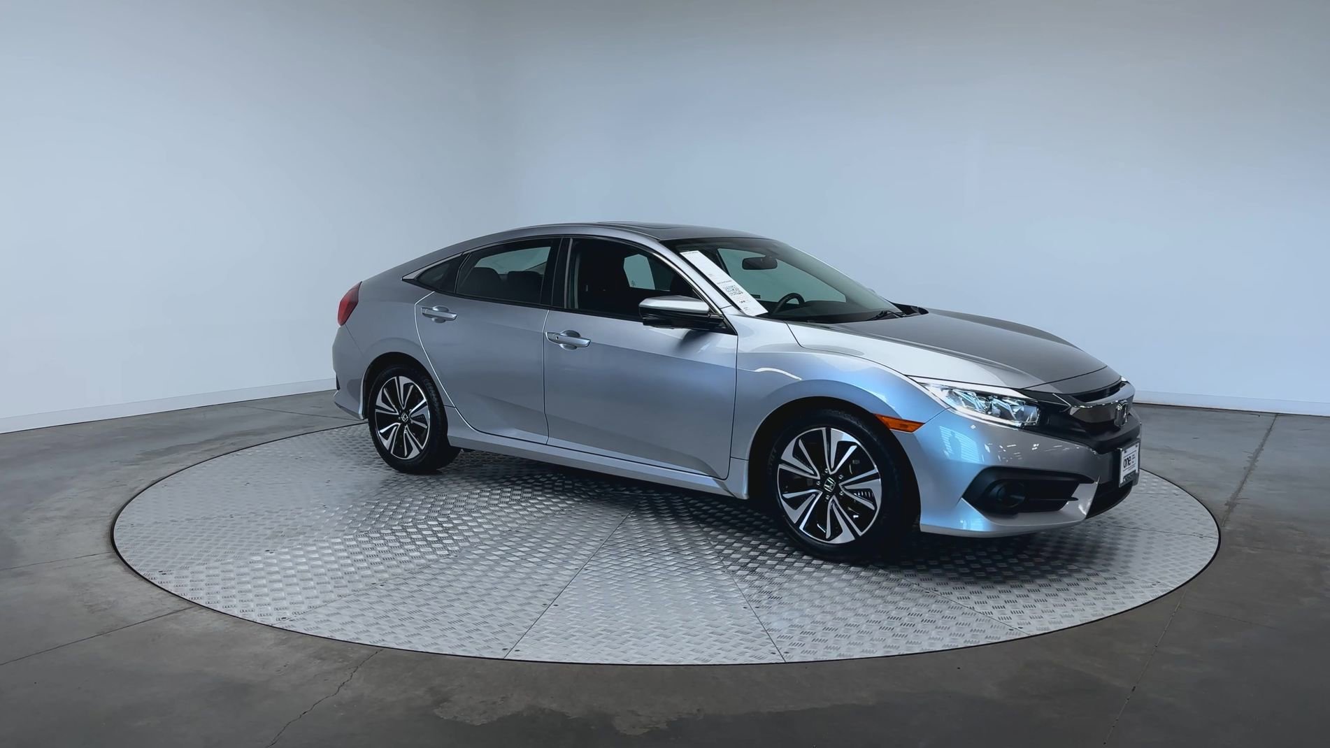 Used 2018 Lunar Silver Metallic Honda EX-T image 2