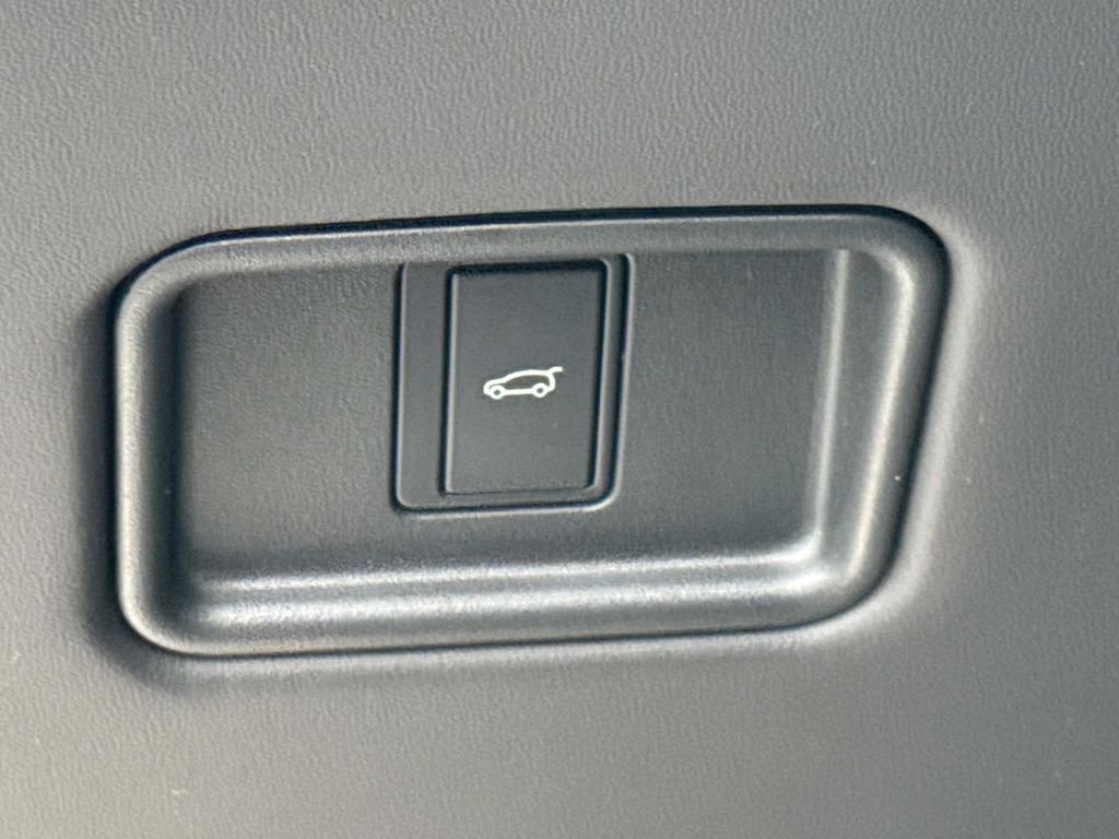 New 2026 Flux Silver Ultra Mettalic Gloss Land Rover Dynamic SE image 22