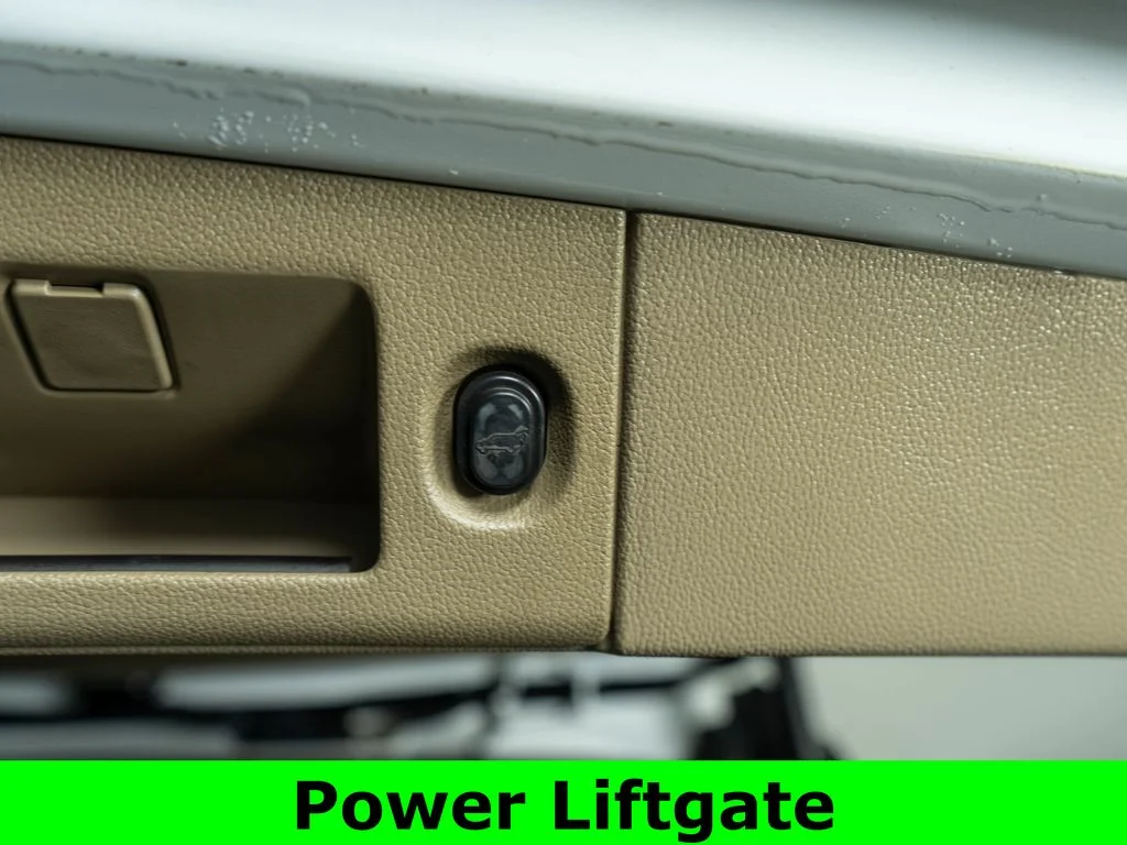 Used 2018 White GMC SLT image 34