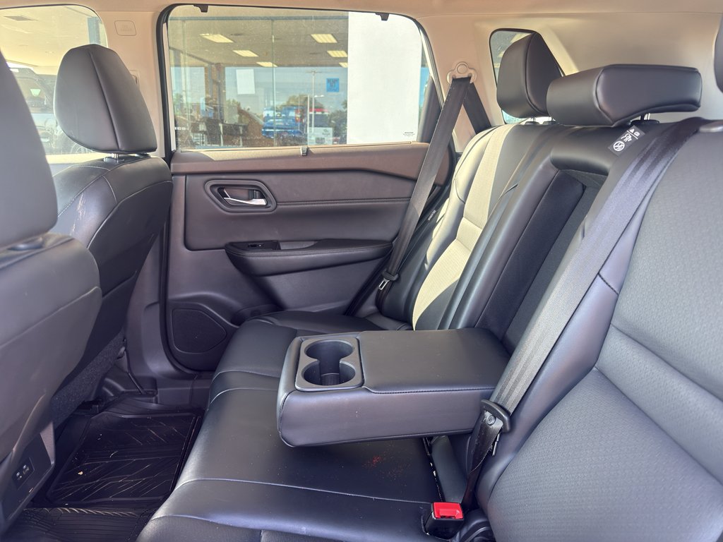 Used 2022  Nissan SV image 5